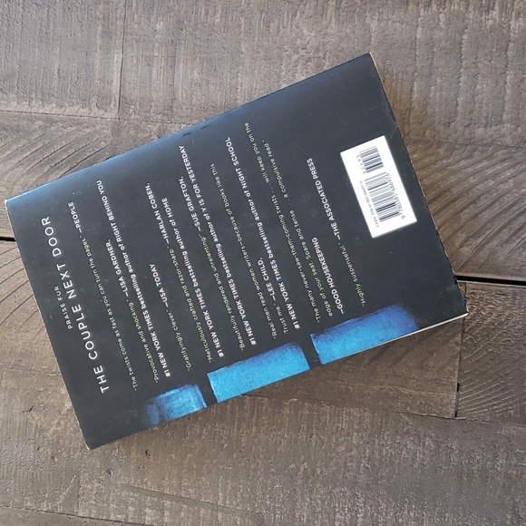 A STRANGER IN THE HOUSE: A Novel by Shari Lapena - Picture 2 of 3